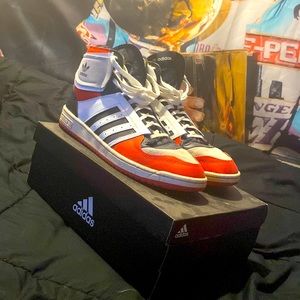 They have been worn 2 they are in very good condition